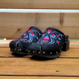 Rampage embroidered clogs
